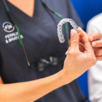 ortodoncista de la clinica ferrus explica las desventajas de la ortodoncia invisible