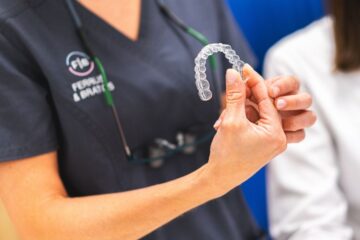 ortodoncista de la clinica ferrus explica las desventajas de la ortodoncia invisible