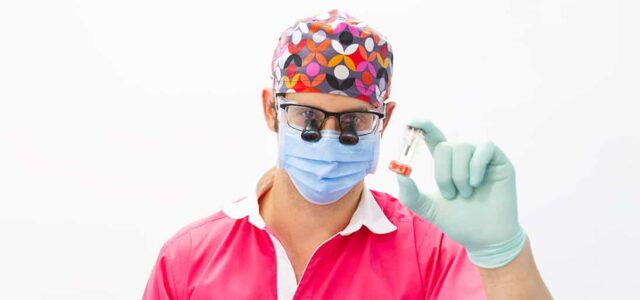 Cuáles son las partes de un implante dental Dentista con un implante dental