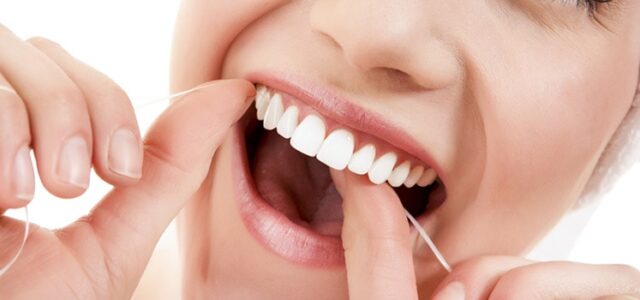 Pasar seda entre los dientes