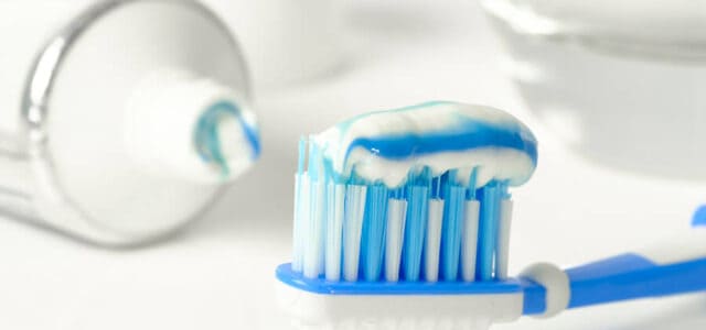 Es seguro cepillarse los dientes con agua oxigenada?