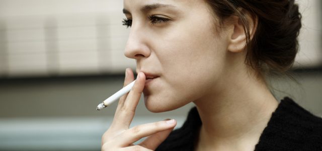 Peligros del tabaco para la salud bucodental Efectos de fumar en dientes y encías