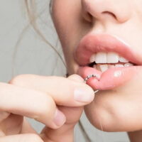 Qué riesgos conlleva un piercing en el labio