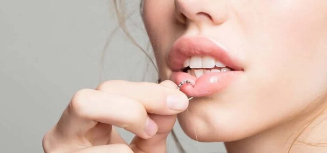 Piercing en el labio: perjuicios para tus dientes y encías Qué riesgos conlleva un piercing en el labio