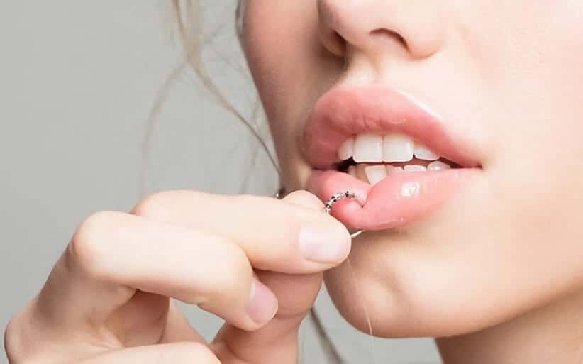 Qué riesgos conlleva un piercing en el labio