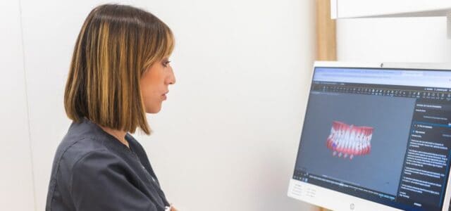 Doctora realiza la planificacion antes y despues con ortodoncia invisible Ortodoncista muestra el resultado de ortodoncia invisible antes y despues gracias al software Clincheck