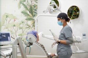 Profesional evalua el estado de tu boca para ver si puedes hacerte un blanqueamiento dental