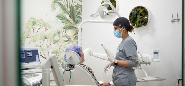 Profesional evalua el estado de tu boca para ver si puedes hacerte un blanqueamiento dental