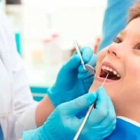 Niño en el dentista