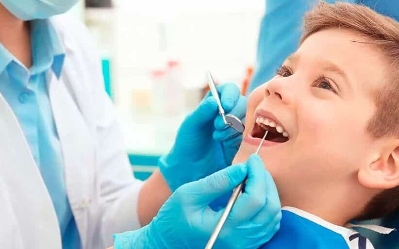 Niño en el dentista