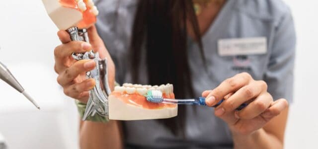 Higienista enseña cómo debe ser el cepillado para evitar el sangrado de encías