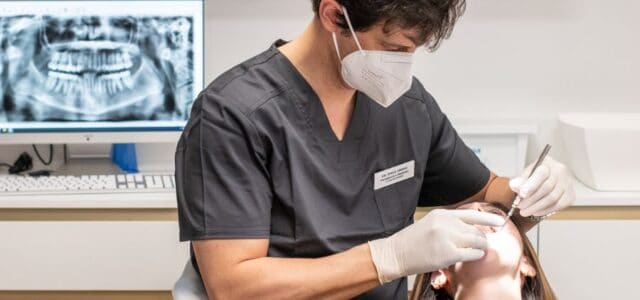 Aparece una foto del doctor Jorge Ferrús realizando la segunda fase del implante dental