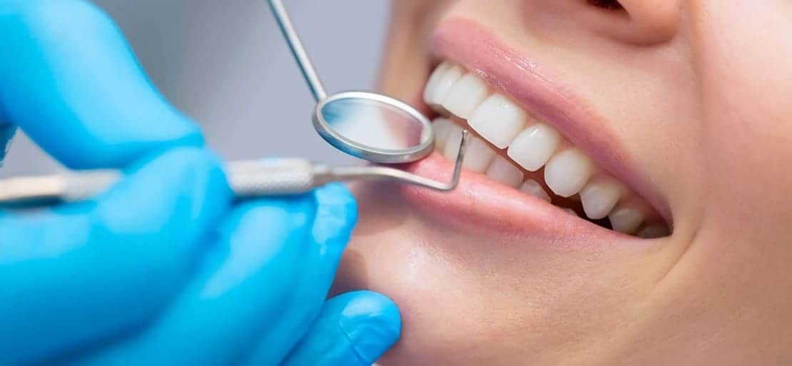 Paciente sonriendo durante una consulta dental