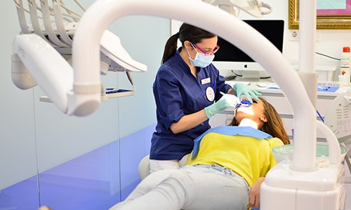Dientes blancos con blanqueamiento dental en clinica Madrid