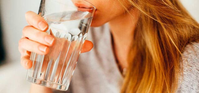 Mujer bebiendo agua