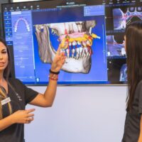 Dos doctoras Especialistas en Implantes dentales explicando el proceso de rechazo de sintomas de implantes dentales