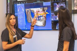 Dos doctoras Especialistas en Implantes dentales explicando el proceso de rechazo de sintomas de implantes dentales