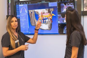 Dos doctoras Especialistas en Implantes dentales explicando el proceso de rechazo de sintomas de implantes dentales