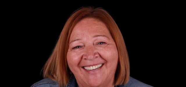 Resultado estético tras colocar implantes dentales sin tornillos en Clínica Ferrus & Bratos Sonrisa de una paciente durante una revisión dental que muestra el resultado de implantes dentales sin tornillos.