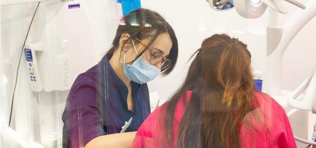 El profesional te dirá cómo limpiar la prótesis